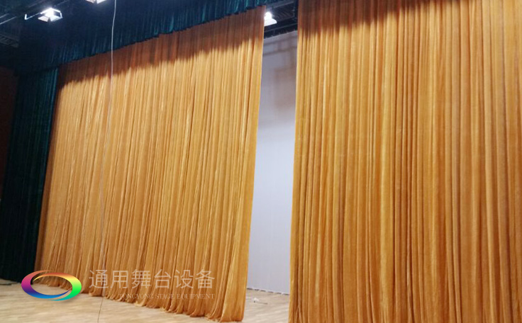 舞臺(tái)大幕舞臺(tái)阻燃幕布www.tywt.cn、二、三道幕等分割表演區(qū)域，移換場(chǎng)景不間斷