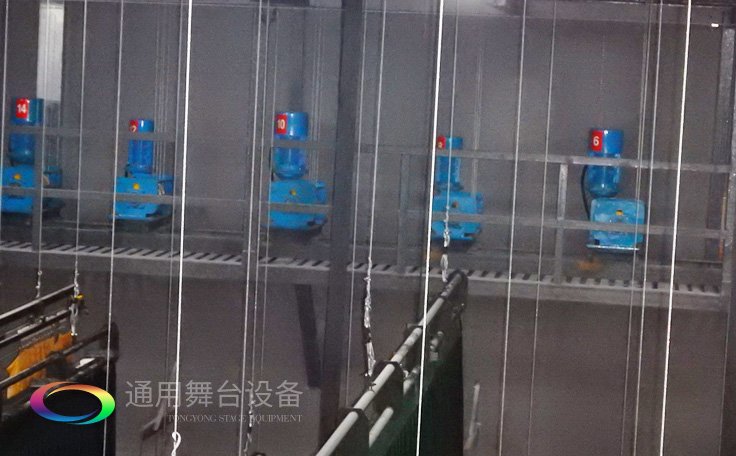 十余年銳意攀登，奮發(fā)圖強(qiáng)！舞臺(tái)幕布、機(jī)械等一站式選購(gòu)供應(yīng)商，舞臺(tái)機(jī)械、音響、燈光工程設(shè)計(jì)施工承包壹級(jí)資質(zhì)——通用舞臺(tái)