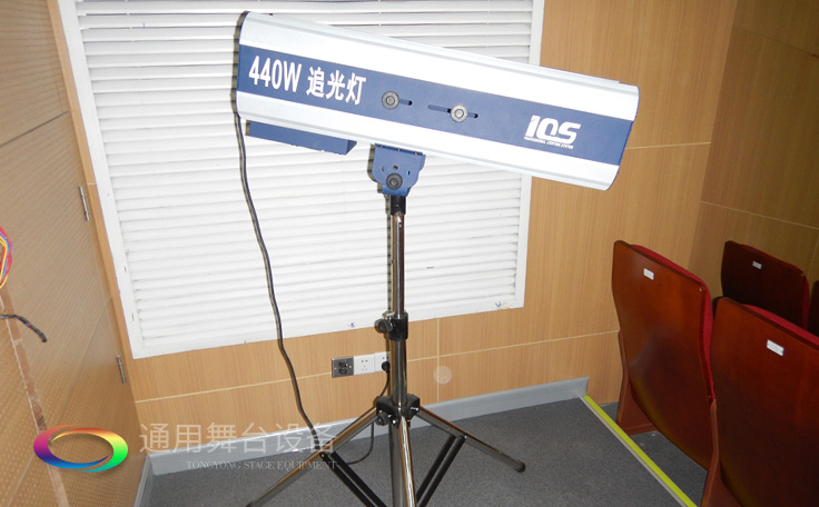 十余年銳意攀登，奮發(fā)圖強(qiáng)！舞臺(tái)幕布、機(jī)械等一站式選購(gòu)供應(yīng)商，舞臺(tái)機(jī)械、音響、燈光工程設(shè)計(jì)施工承包壹級(jí)資質(zhì)——通用舞臺(tái)
