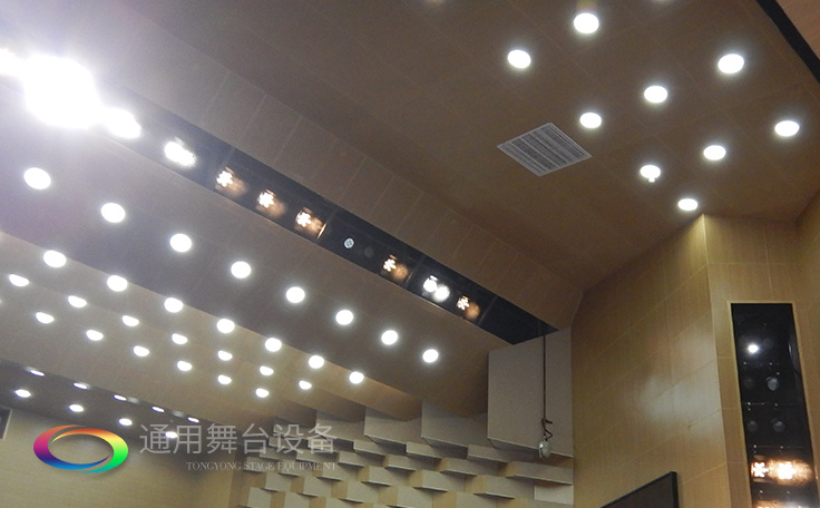 科學(xué)計(jì)劃工期、合理交叉施工，保質(zhì)保量順利完成工程的交付！通用舞臺(tái)阻燃幕布承接羊城廣州培英中學(xué)報(bào)告廳項(xiàng)目！