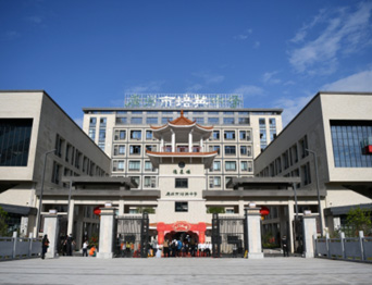 通用舞臺吊桿承接廣州市培英中學，大屏幕顯示系統、音頻擴聲系統、燈光系統、舞臺吊桿及機械等多系統相互協作