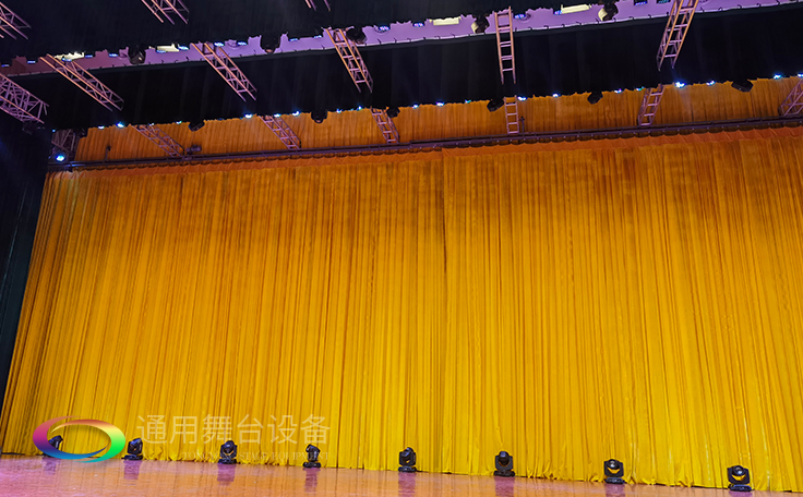 牽引大幕啟閉運動的機械設備。大幕機（proscenium curtain machinery）