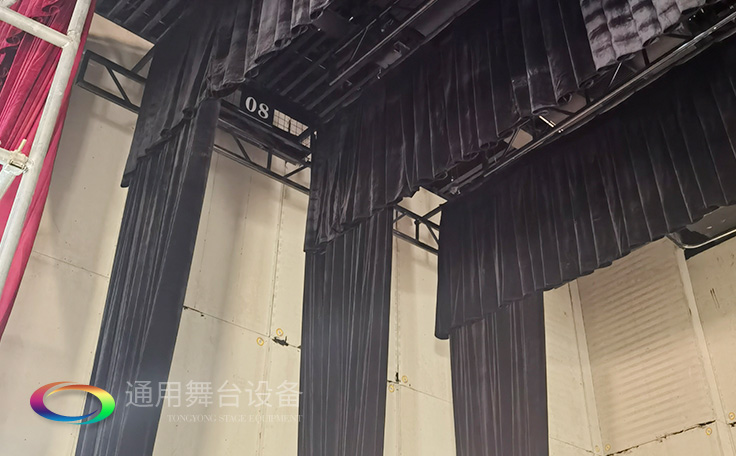 設(shè)置在舞臺上空，以金屬排架懸掛燈具的設(shè)備——燈光吊架Side lighting ladder通用舞臺吊桿