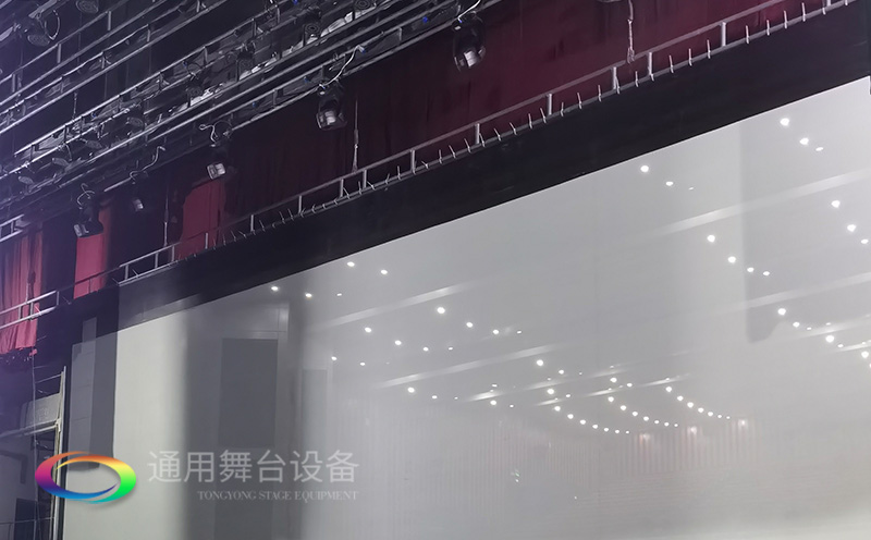 通用舞臺承建：南京曉莊學(xué)院報告廳舞臺項目（舞臺音響、舞臺燈光吊桿、幕布...）