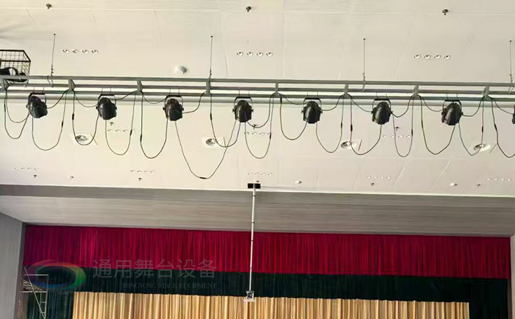 通用舞臺(tái)承建江蘇某學(xué)院報(bào)告廳項(xiàng)目，包括舞臺(tái)燈光、舞臺(tái)吊桿、幕布等核心設(shè)備的設(shè)計(jì)與安裝
