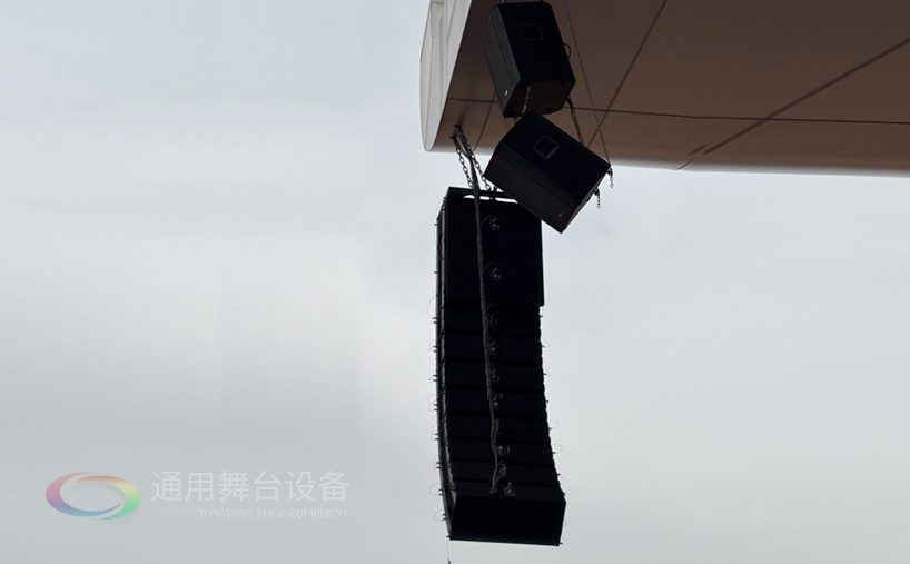 通用舞臺機械完成某高校體育場線陣列音箱、舞臺吊桿等設(shè)備架設(shè) 提升大型活動視聽體驗