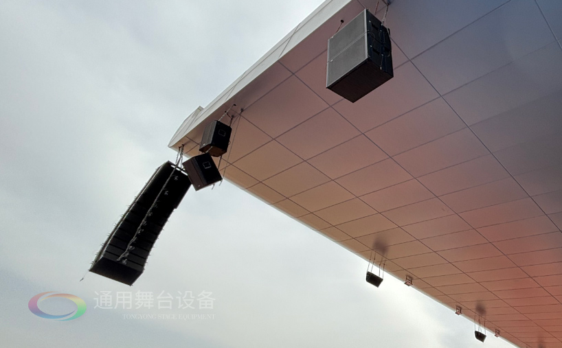通用舞臺機械完成某高校體育場線陣列音箱、舞臺吊桿等設(shè)備架設(shè) 提升大型活動視聽體驗